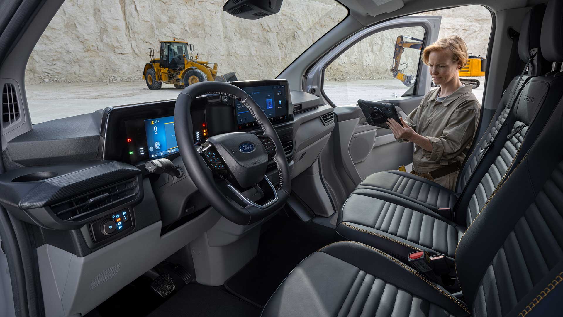 Interiør i en grå Ford Transit Custom Trail-varebil.