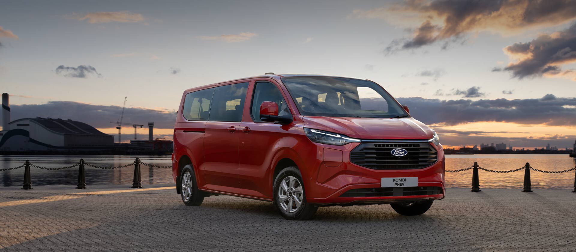 Rød Ford Transit Custom Kombi ladbar hybrid