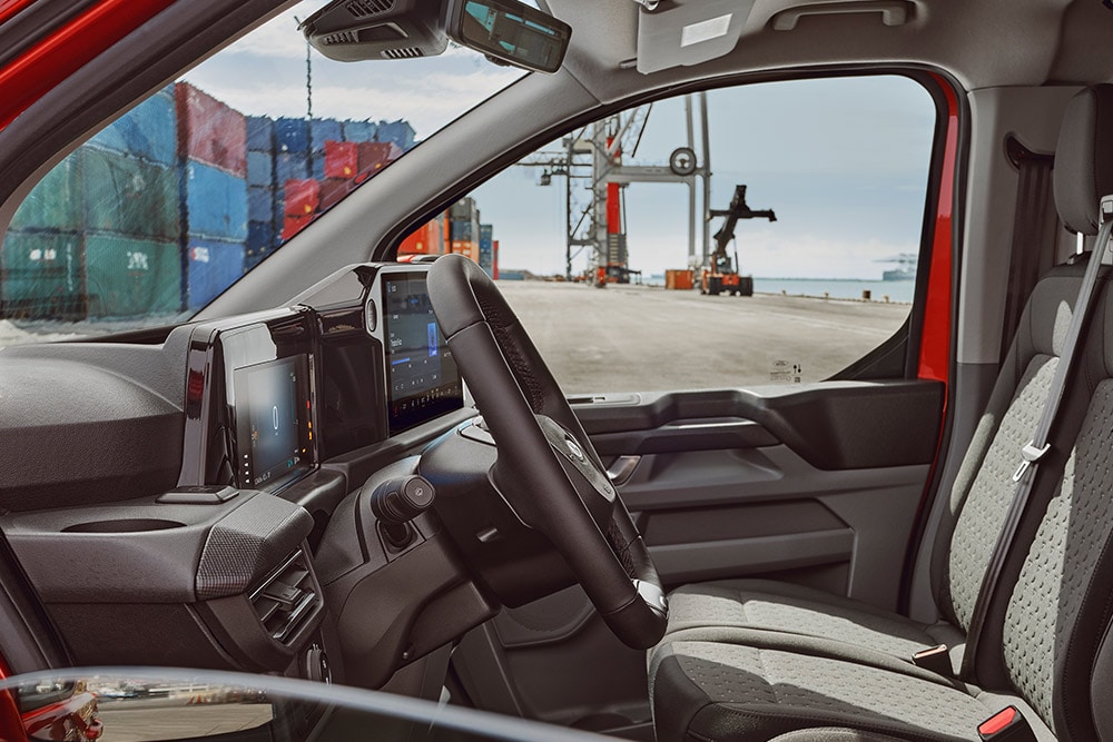 Interiør i en rød Ford Transit Custom-varebil.