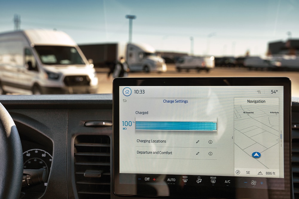 Ford Transit Custom-dashbord som viser ladeinformasjon.