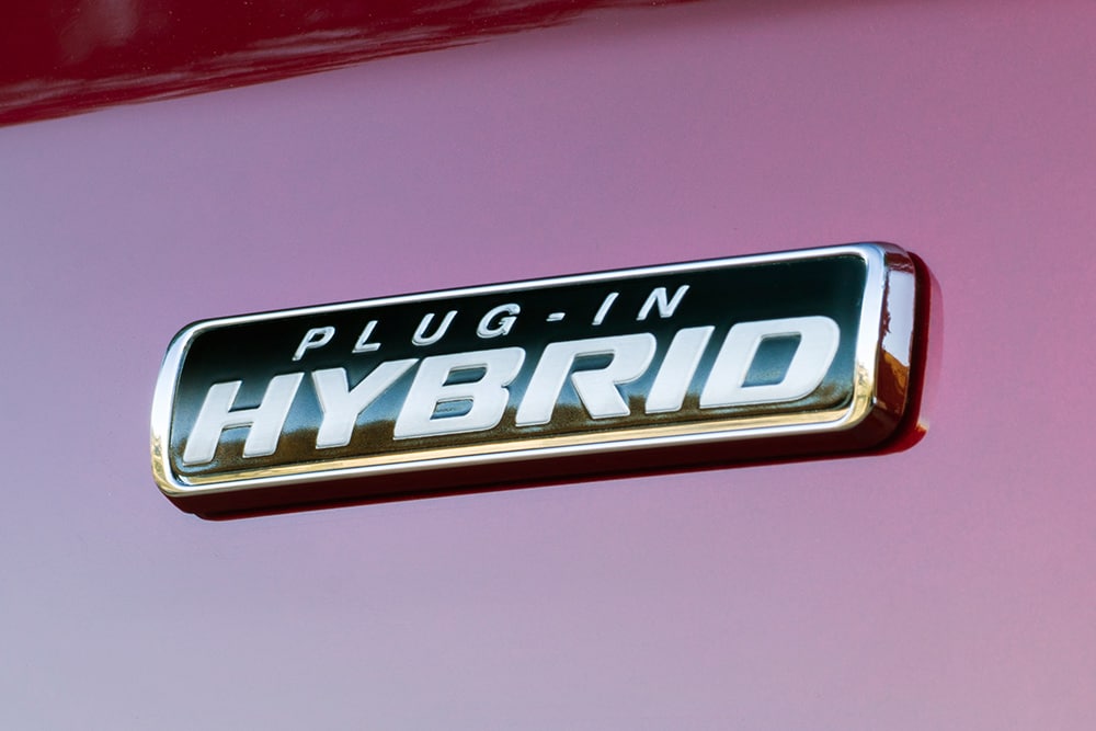 «Plug-in Hybrid»-emblem på en rød Ford Transit Custom.