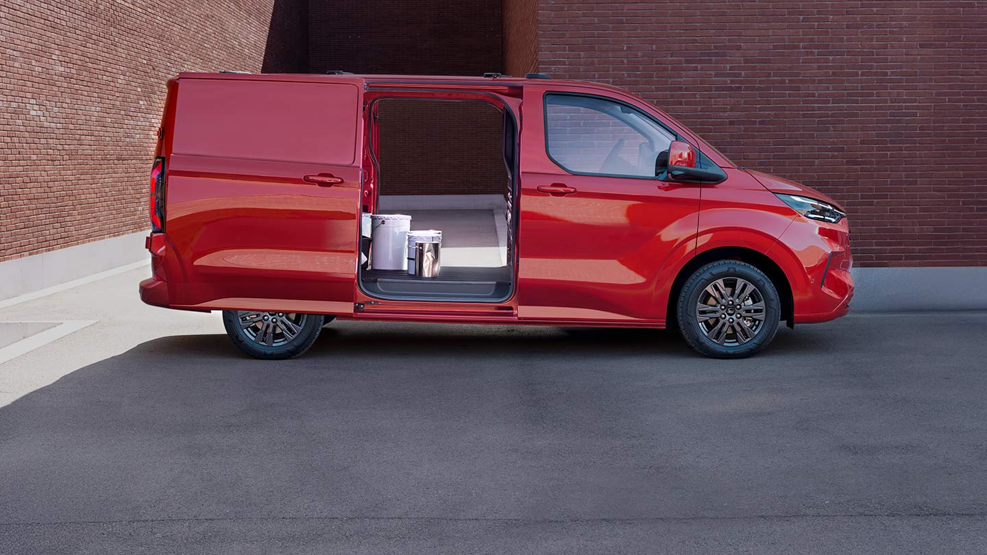 Rød Ford Transit Custom-varebil med åpne dører, med visning av interiøret.