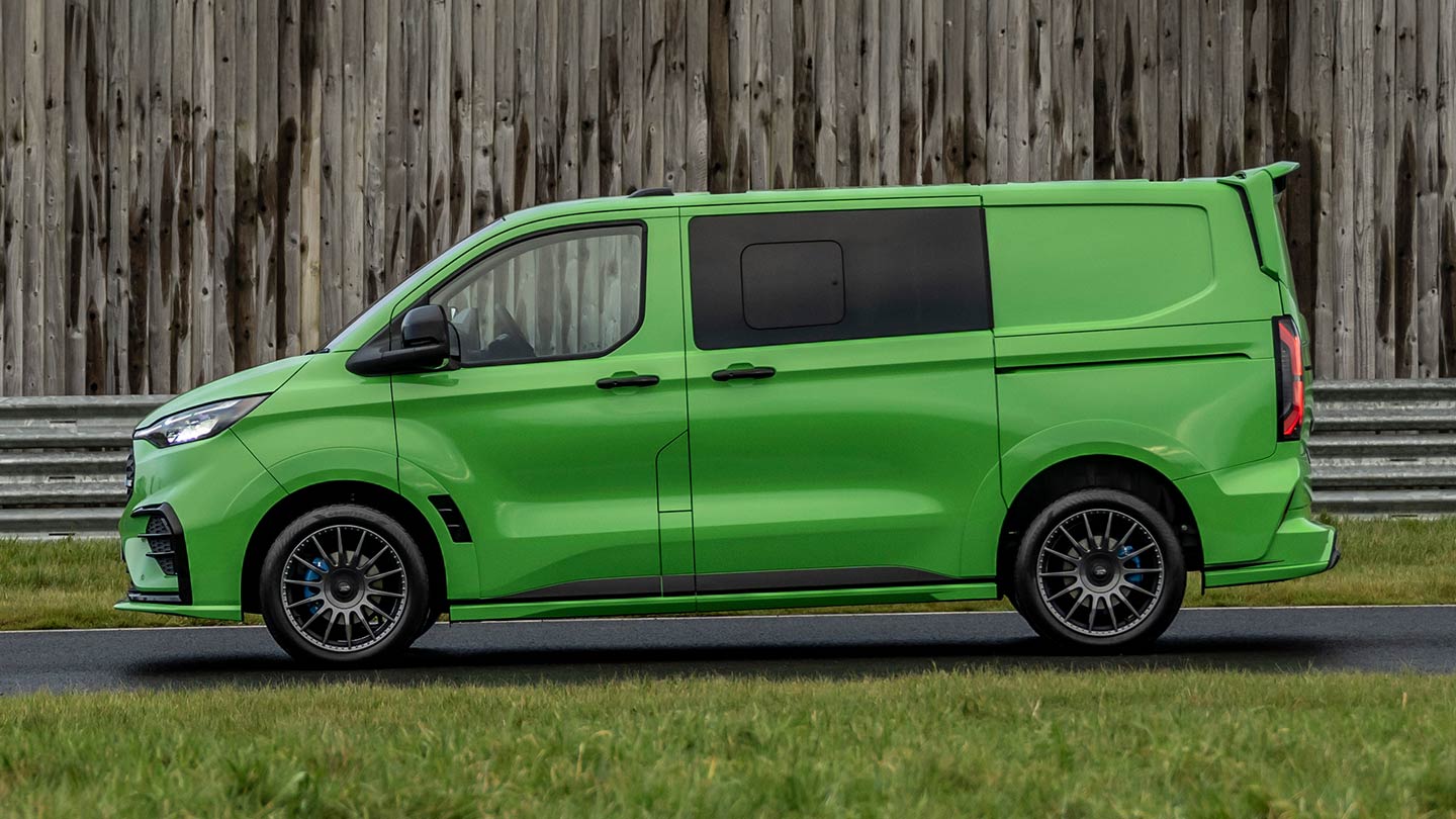 En grønn Ford Transit Custom MS-RT vist fra siden.