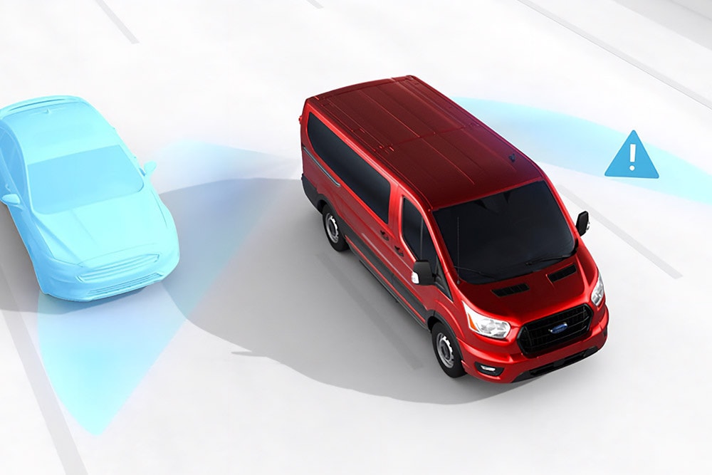Grafisk visning ovenfra av en rød Ford Transit-varebil med sikkerhetsvarslingsikoner.
