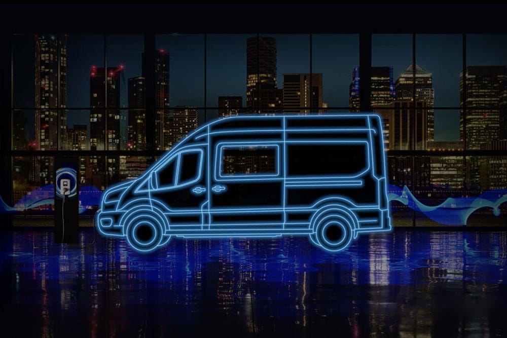 Neonblått omriss av en Ford E-Transit-varebil med dobbelkupé og ladestasjon mot en bysilhuett.
