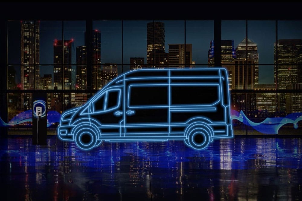 Neonblått omriss av en Ford E-Transit elektrisk varebil og ladestasjon mot en bysilhuett.