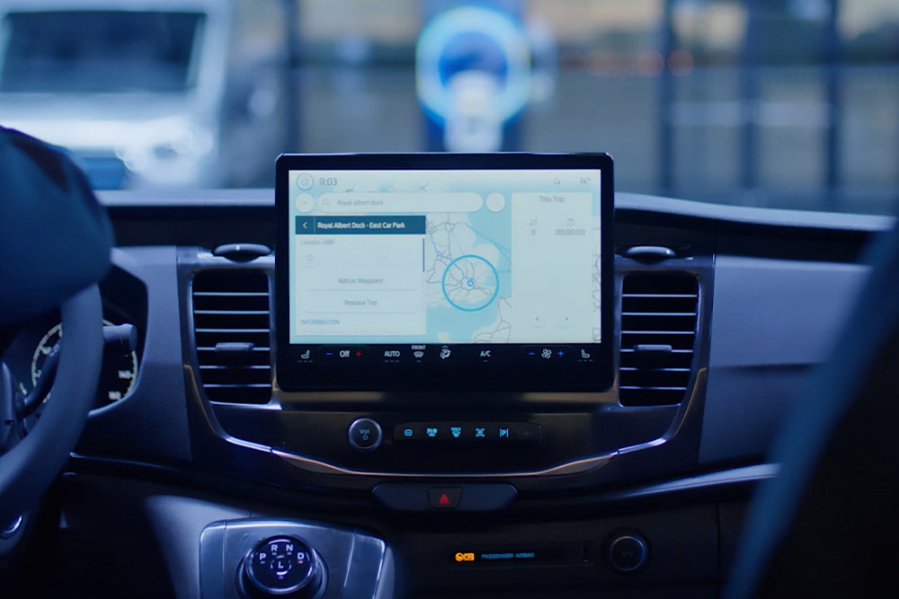 Dashbordet på en Ford Transit-varebil med navigasjonssystem.