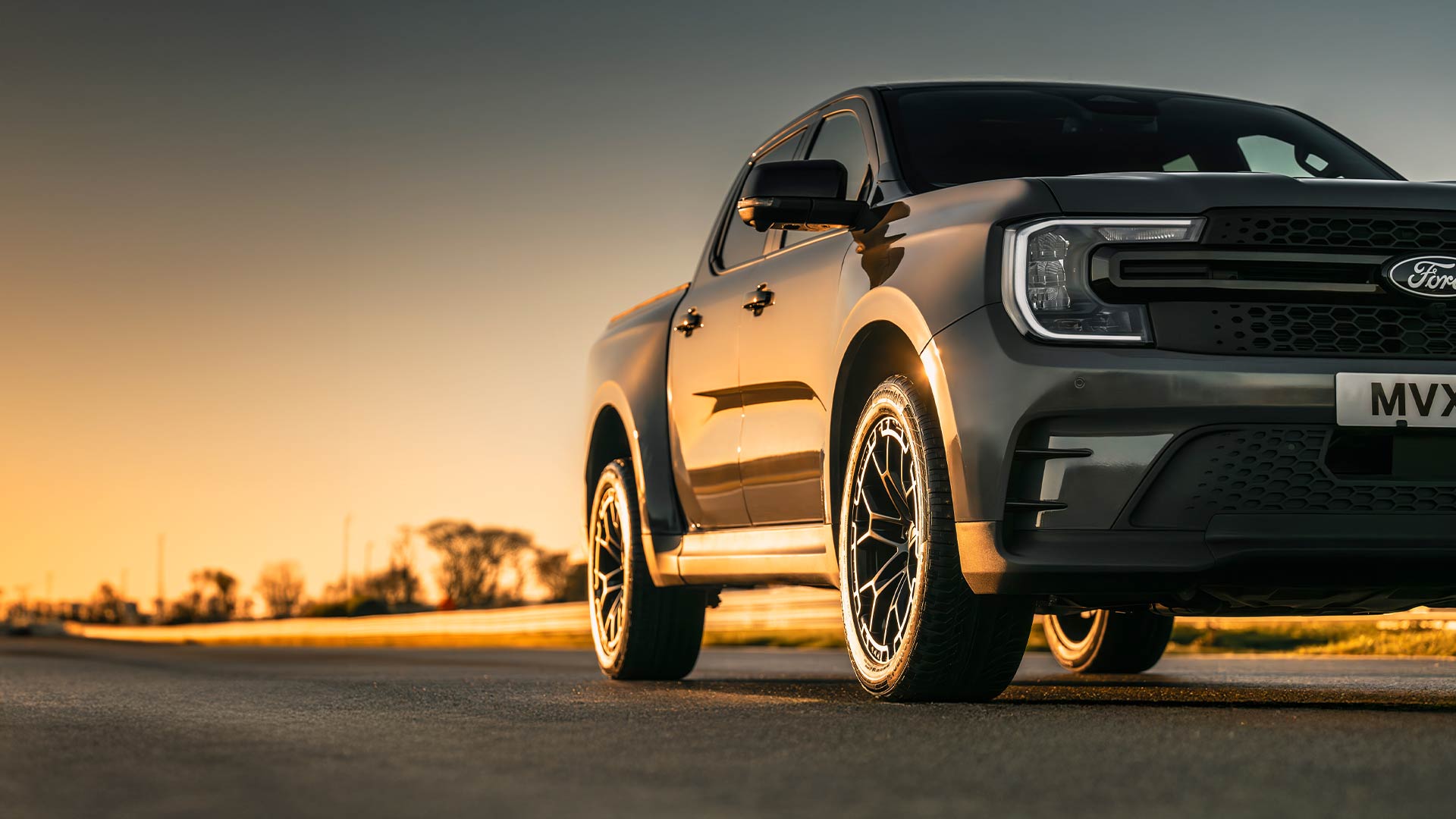 Ford Ranger MS-RT kjører på en bane i skumringen.