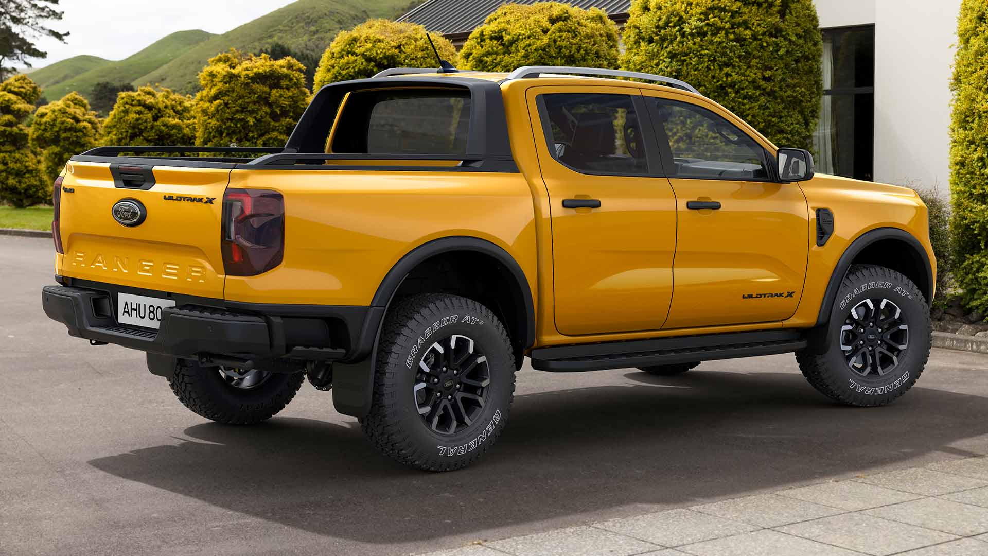Gul Ford Ranger Double Cab parkert på en asfaltert oppkjørsel.