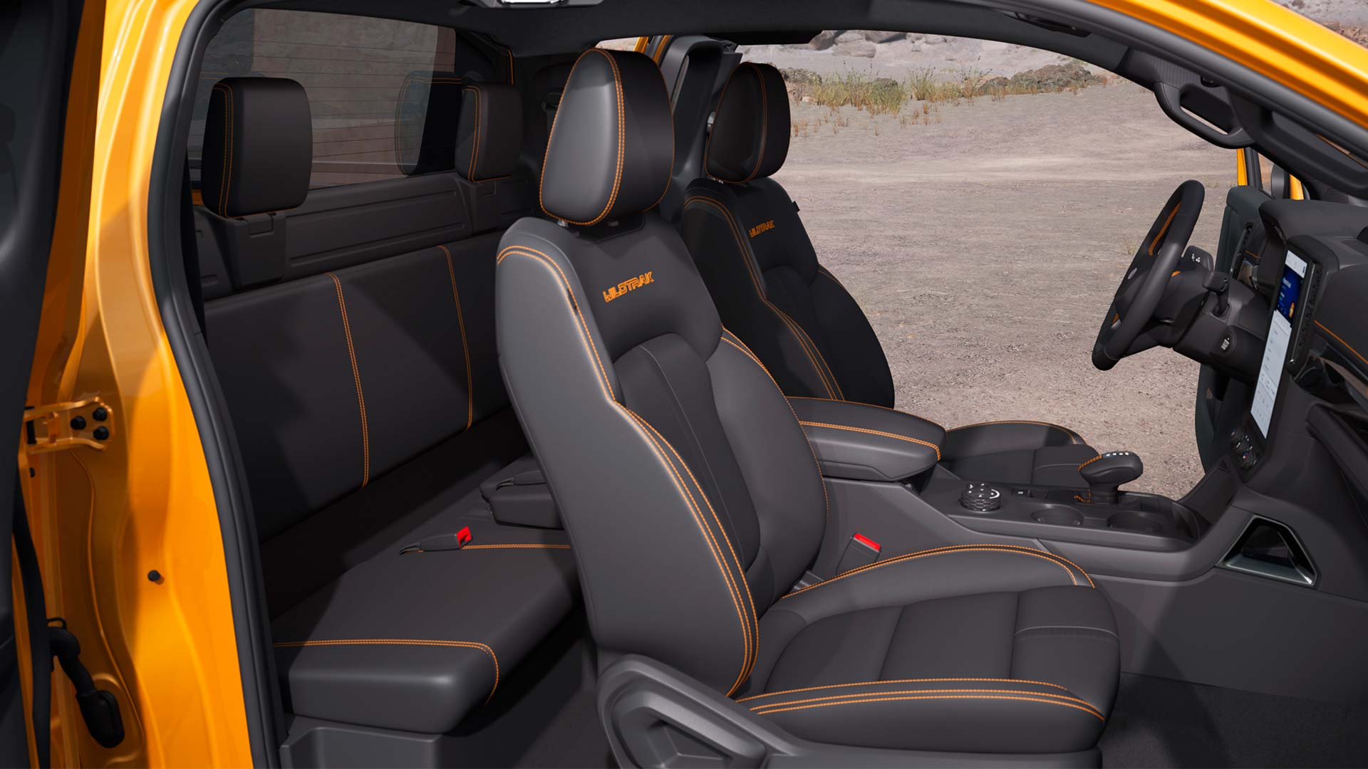 Profilvisning gjennom interiøret i førerhuset til en Ford Ranger Wildtrak Rap Cab.