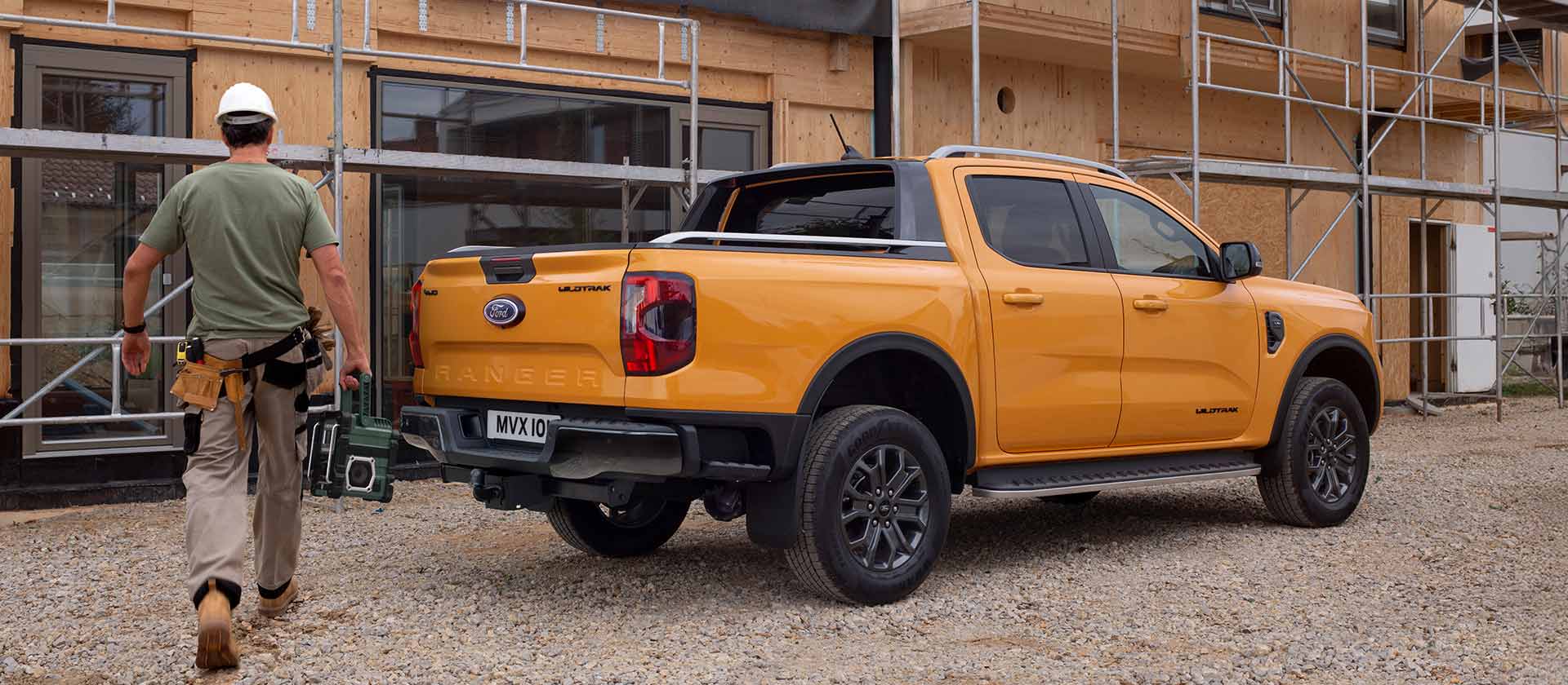 Video av en gul Ford Ranger Wildtrak Double Cab på en byggeplass, som fremhever de praktiske funksjonene.