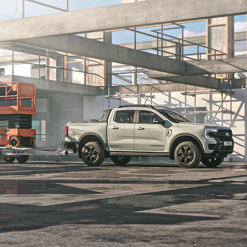 ladbar Ranger Stormtrak med henger på en byggeplass.