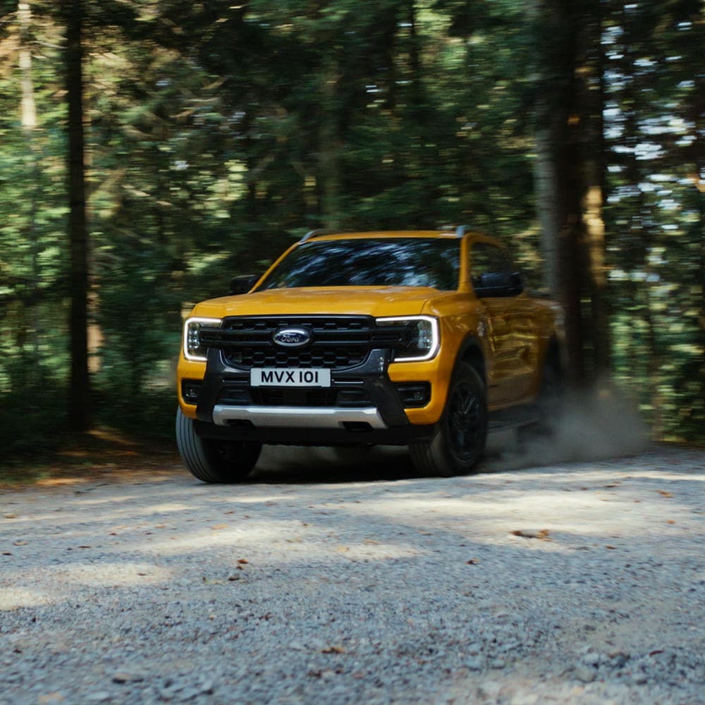 Video av en gul Ford Ranger Wildtrak Double Cab som kjører på fjellveier og grusveier.