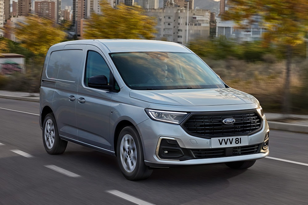 Ford Transit Connect kjører i en by, med visning av tåkelys.