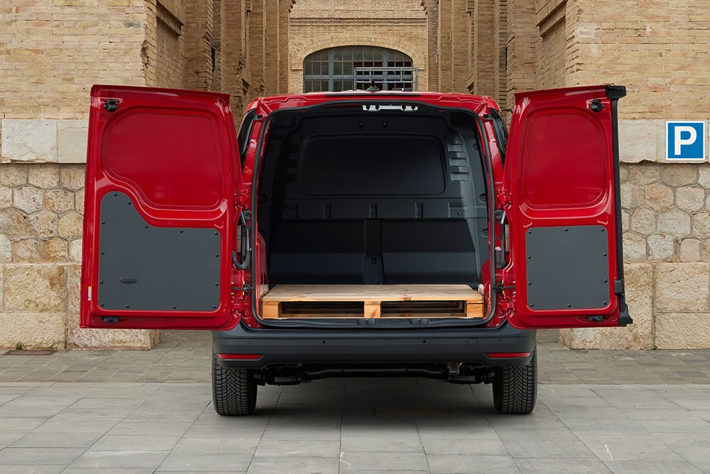 Visning bakfra av Ford Transit Connect, med åpne bakdører, lastet med byggematerialer.