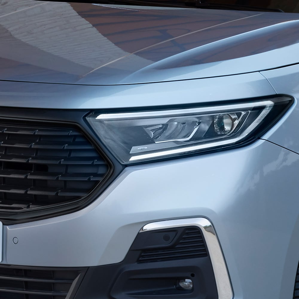 Ford Transit Connect i Frost Silver med visning av stilig frontgrill.