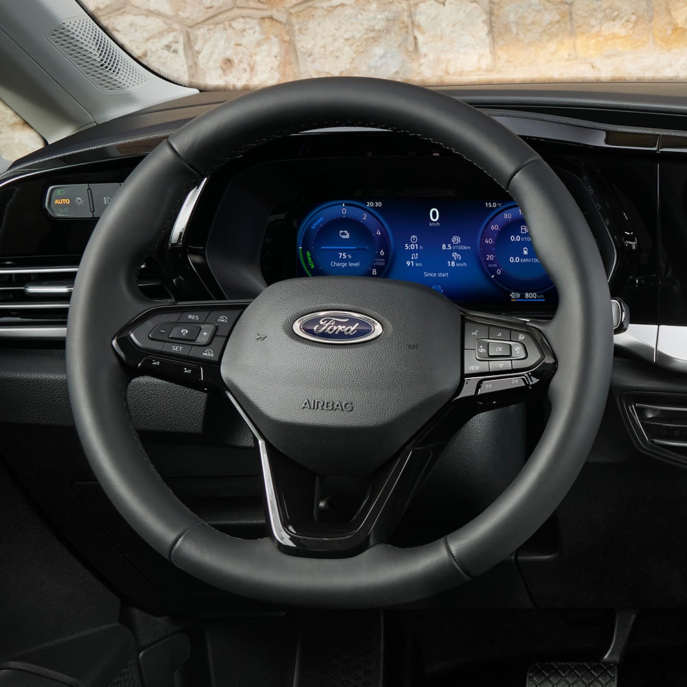 Interiøret i Ford Transit Connect med visning av ratt og 10-tommers digitalt kombiinstrument.