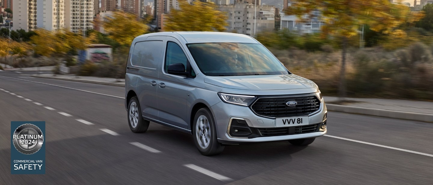 Helt nye Ford Transit Connect i Stardust Silver kjører langs en vei.
