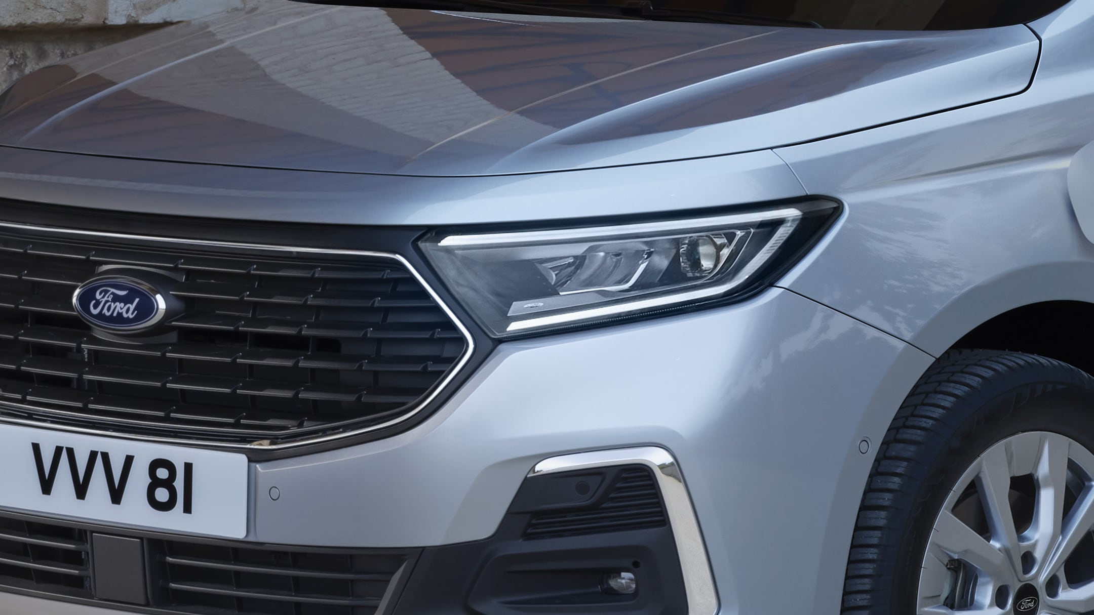 Adaptiv frontlykt på helt nye Ford Transit Connect i Stardust Silver. 