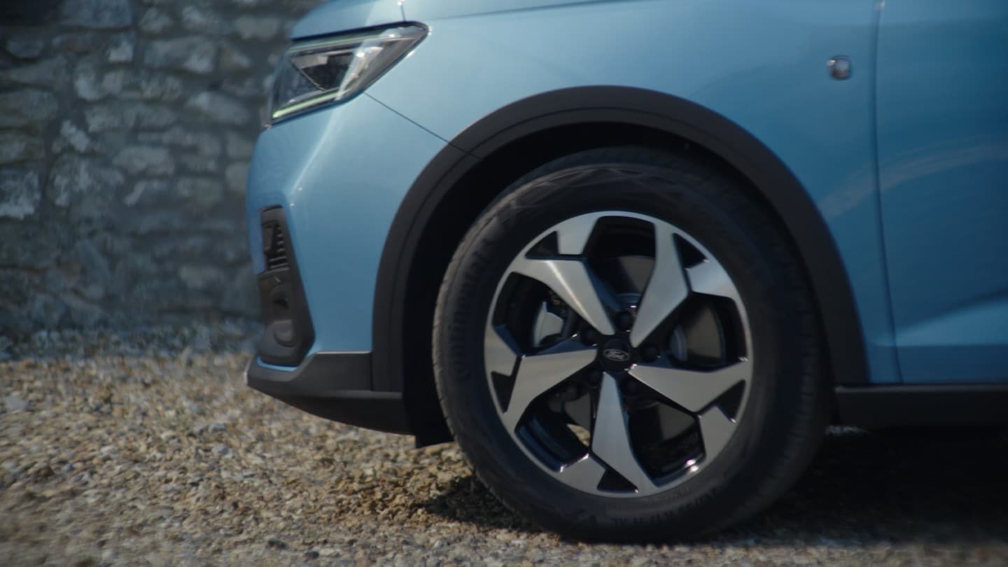 De maskinerte svarte 17-tommers lettmetallfelgene foran på splitter nye Ford Transit Connect Active i Boundless Blue (tilbys ikke i Norge). 