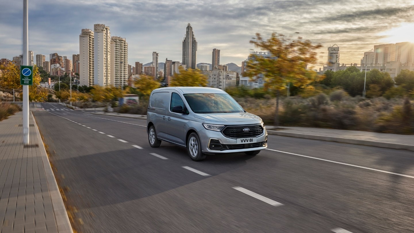 Helt nye Ford Transit Connect i Stardust Silver kjører langs en vei.