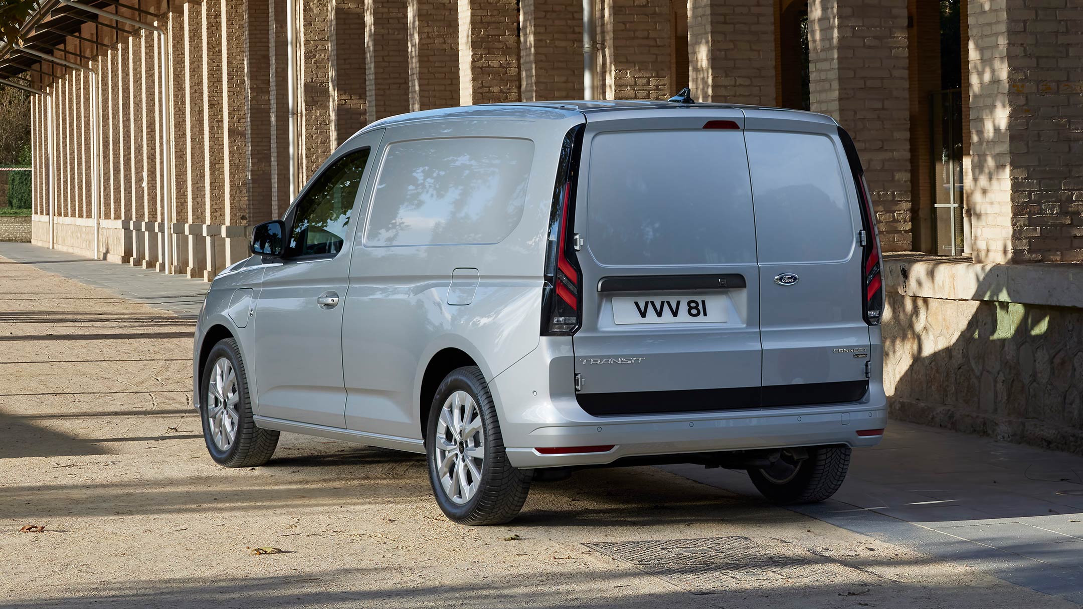 Helt nye Ford Transit Connect i Stardust Silver vist bakfra.
