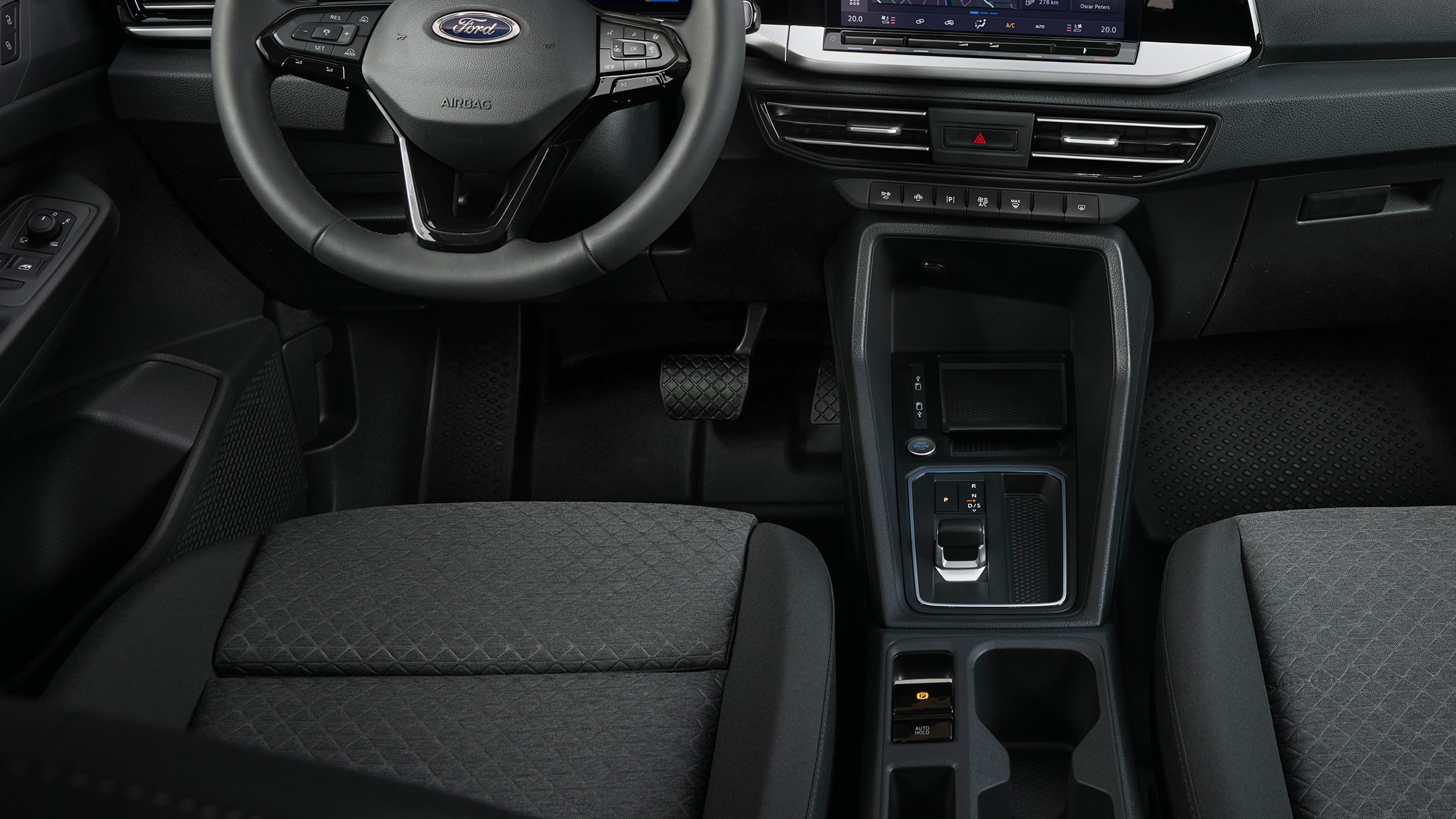 Pedalene og midtkonsollen i splitter nye Ford Transit Connect.