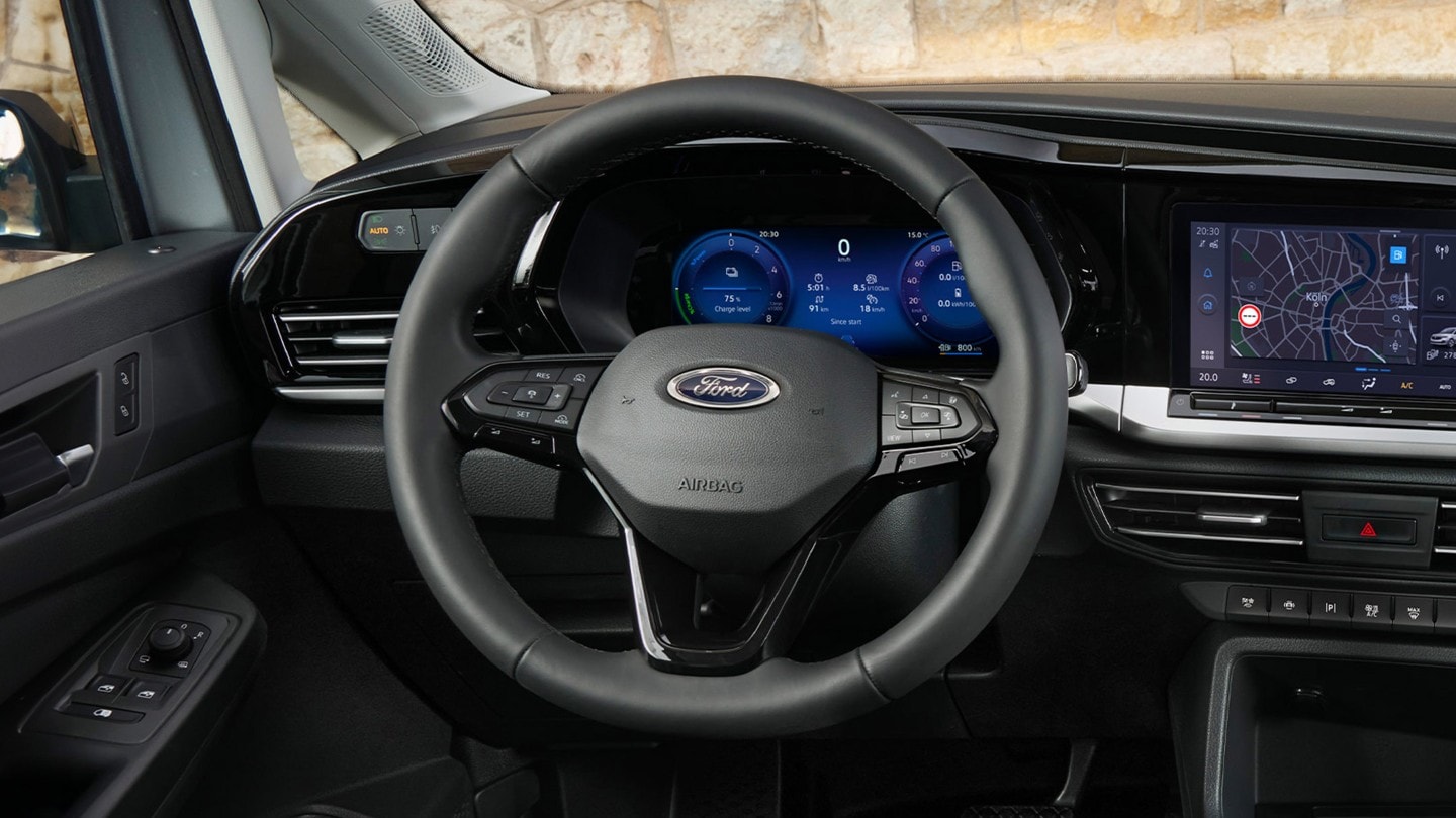 Førervisning av helt nye Ford Transit Connect med oppvarmet ratt, digitalt cluster og 10-tommers touchskjerm. 