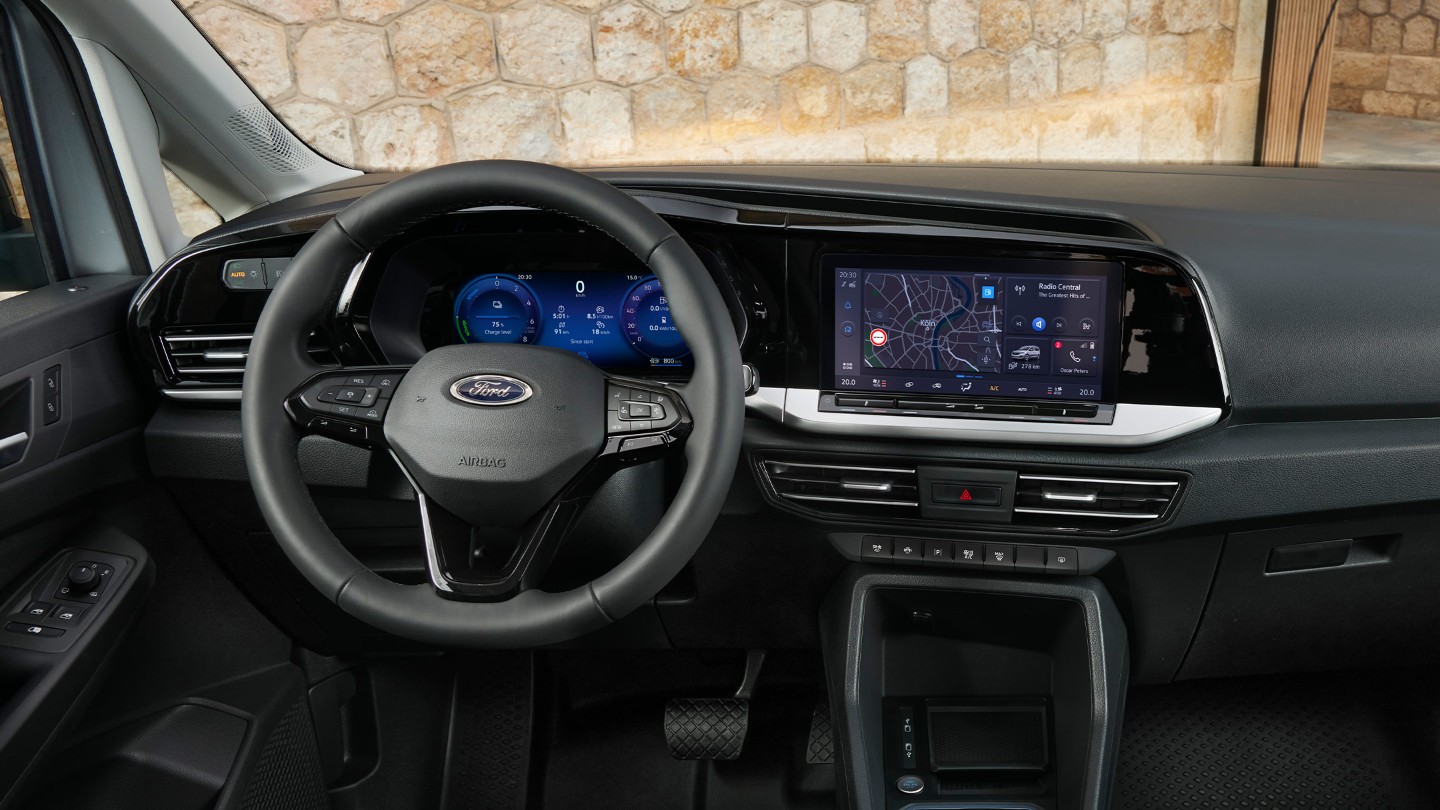 Visning av interiøret foran i splitter nye Ford Transit Connect med rattet, det digitale kombiinstrumentet og touchskjermen på 10 tommer.