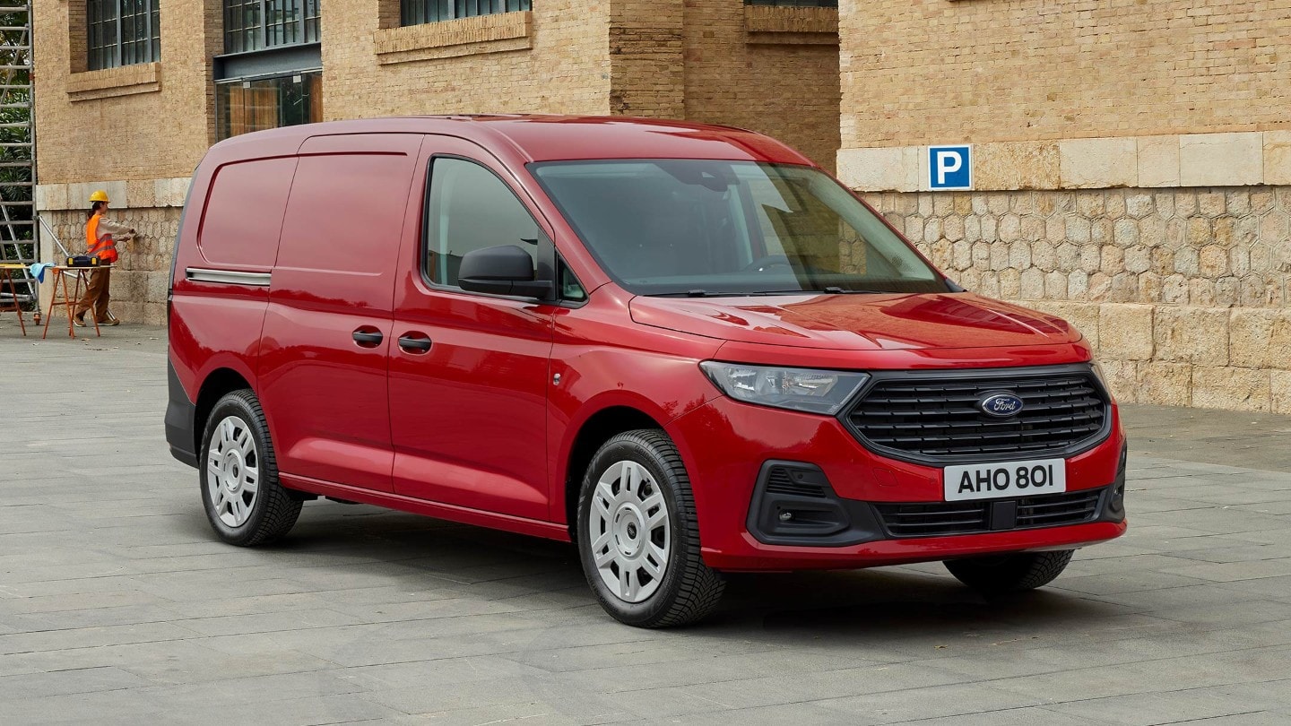 Splitter ny Ford Transit Connect Trend i Maple Red som viser frontgrill og automatiske frontlykter. 