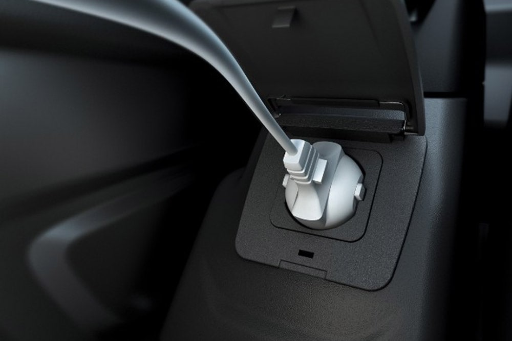 Ford Transit-varebil sin 12 V-strømkontakt.