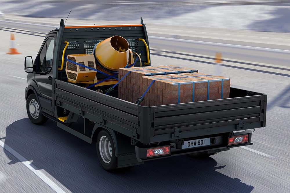Ford Transit Chassis kjører med last baki.