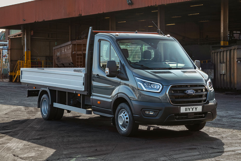 Ford Transit Chassis parkert på en industriell eiendom. 