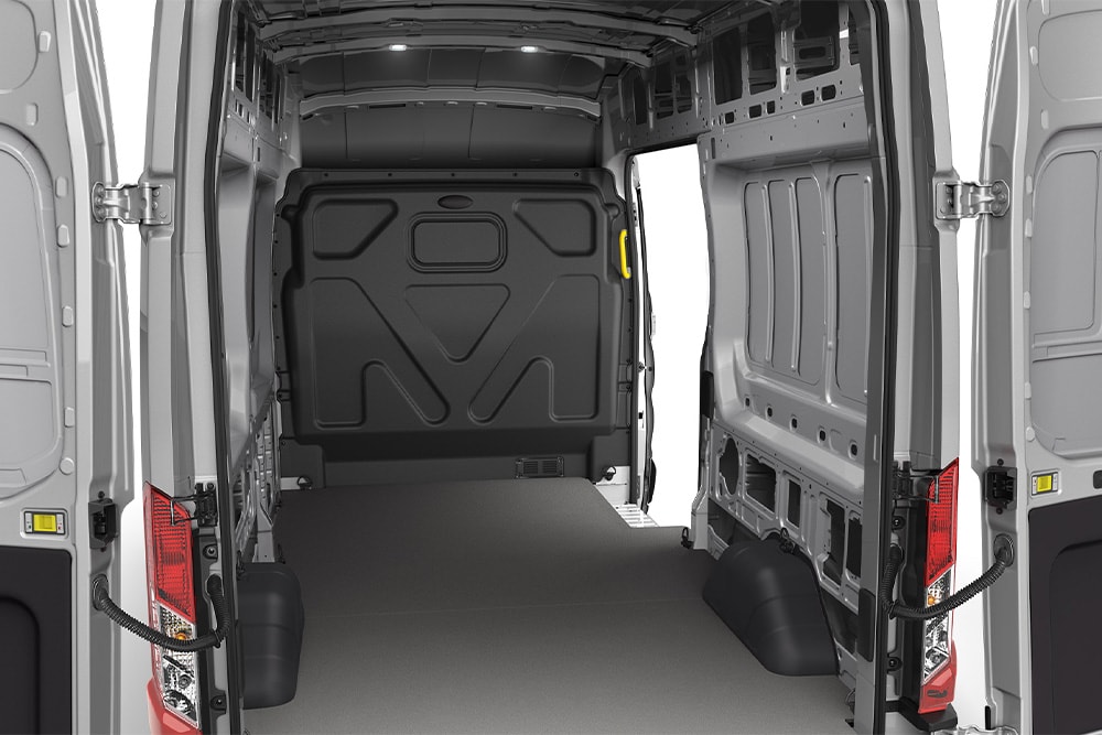 Interiørvisning av et tomt lasteområde i en Ford Transit varebil.