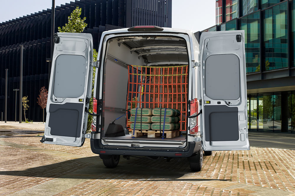 Ford Transit med dobbelkabin med åpne bakdører, last inni.
