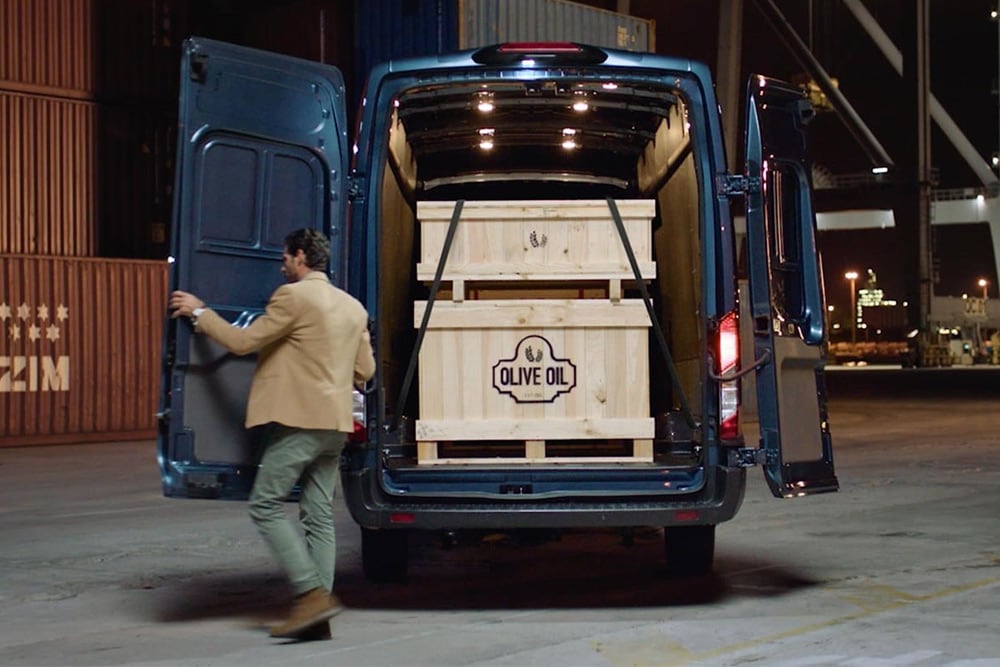 Ford Transit varebil med åpne bakdører, last inni.