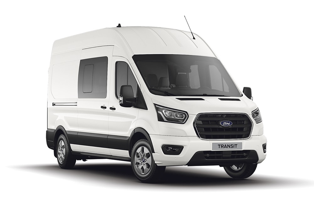 Hvit Ford Transit varebil Kombi.