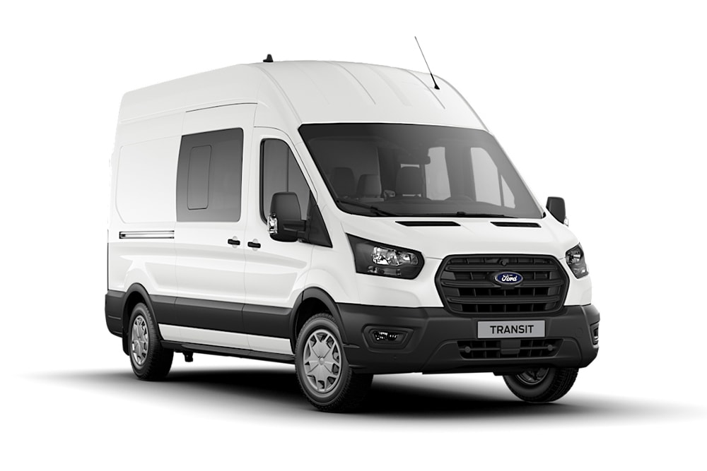 Hvit Trend-serie Ford Transit-varebil med dobbelkabin.