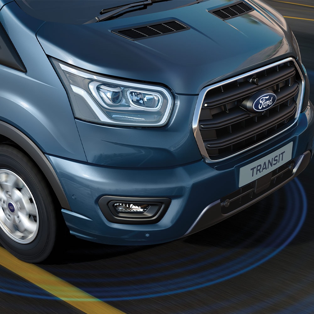 Blå Ford Transit varebil med blå linjer på veien som viser bruk av avanserte systemer for førerassistanse.