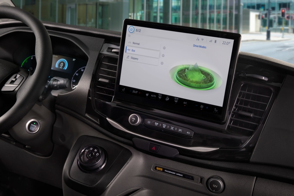 Dashbord på en Ford E-Transit-varebil med en touchskjerm som viser kjøremoduser.