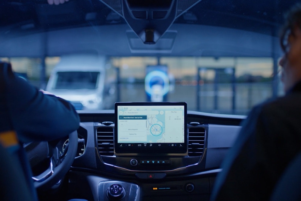 Dashbordet på en Ford Transit-varebil med navigasjonssystem.