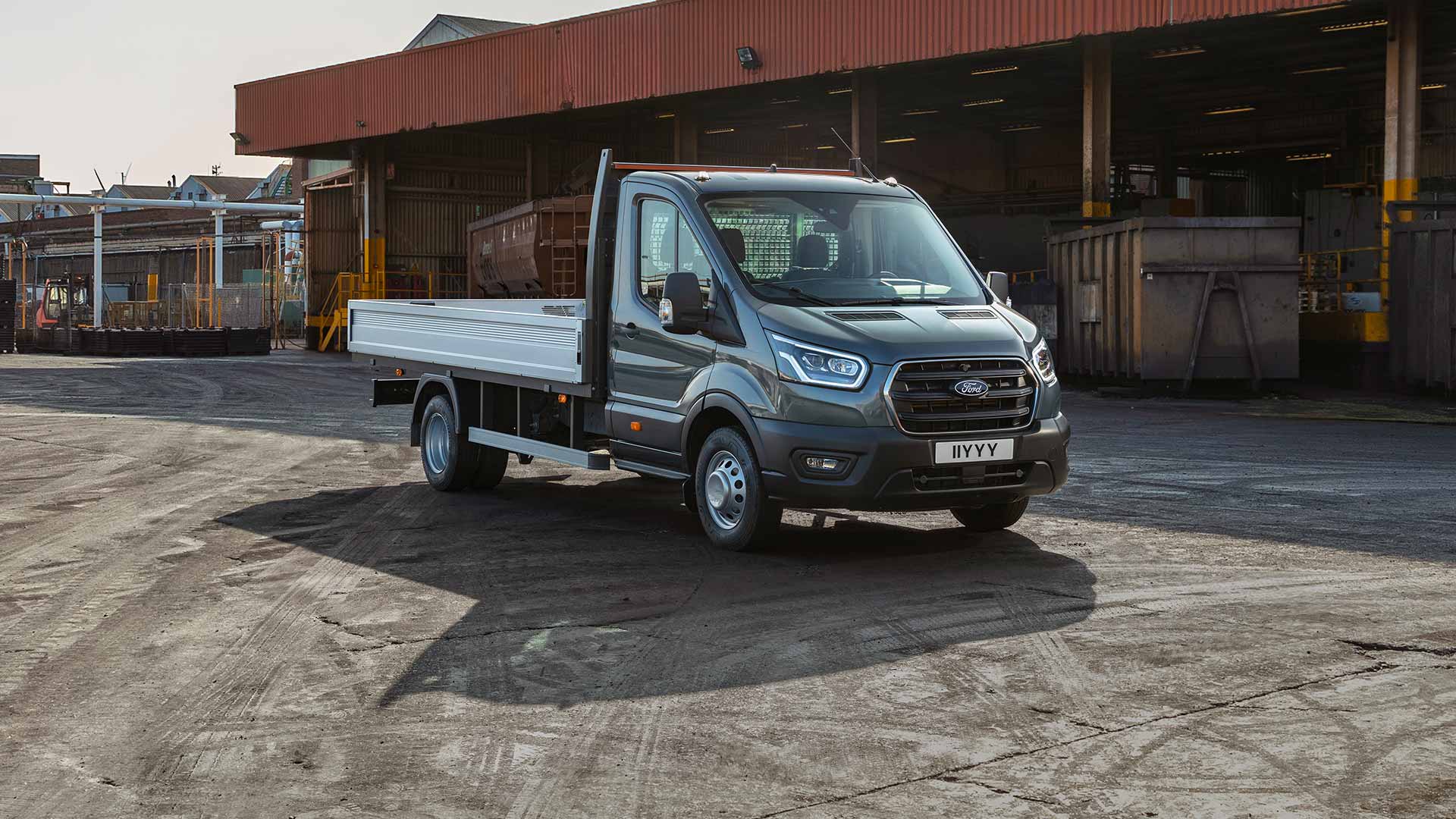 Ford Transit Chassis Cab parkert på en industriell eiendom. 