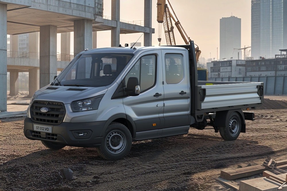 Ford Transit Chassis Cab parkert på en industriell eiendom. 