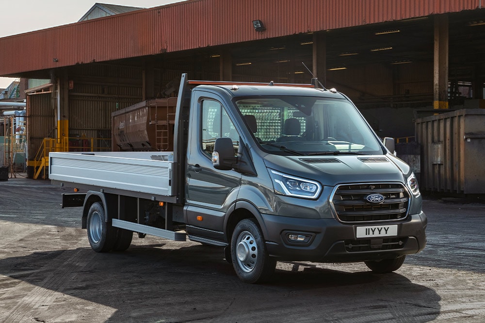 Ford Transit Chassis Cab parkert på en industriell eiendom. 