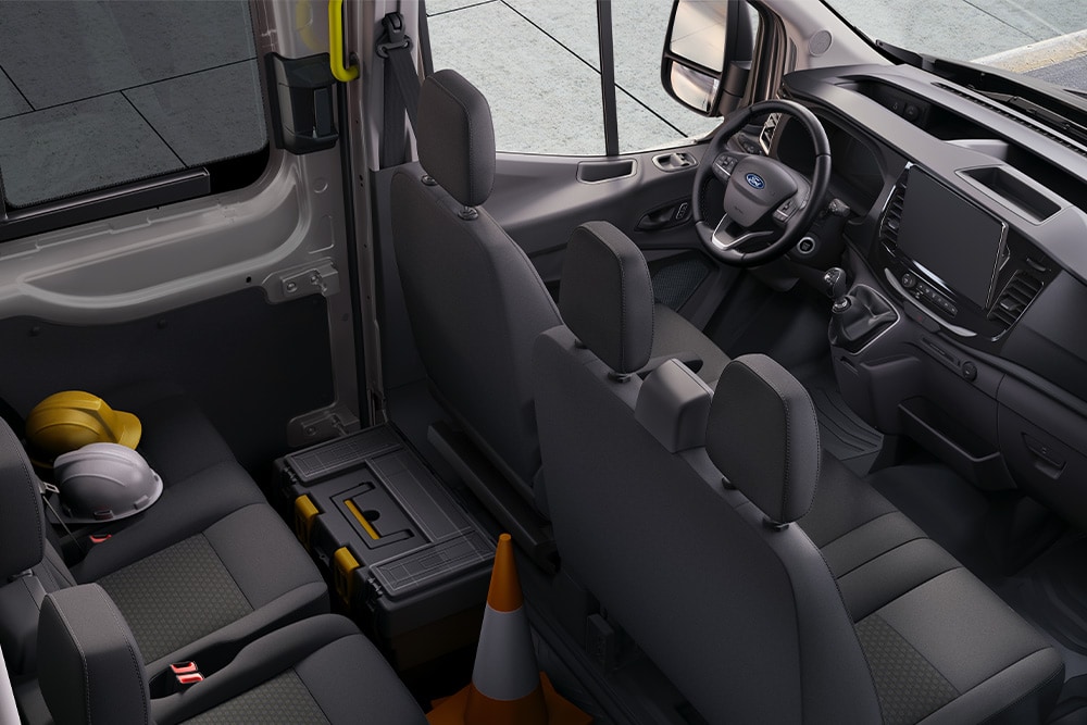 Interiøret i Ford Transit med dobbelkabin og to seterader.