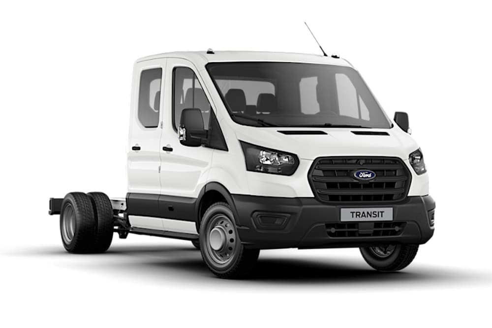 Hvit Ford Transit Chassis Trend-varebil med dobbelkabin mot en hvit bakgrunn.