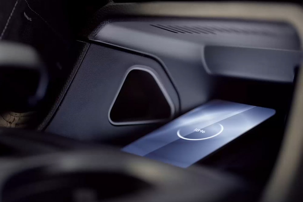 Trådløs ladeplate på innsiden av Ford Ranger. 
