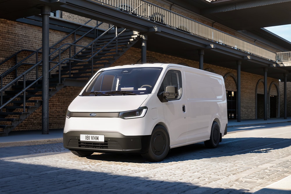 Hvit Ford Transit City® L1H1-varebil parkert foran en mursteinsbygning.