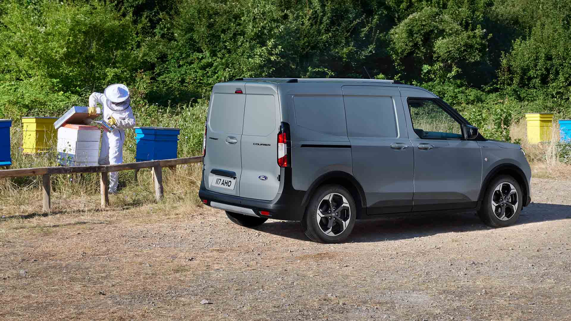 Birøkter arbeider ved siden av en ny Ford Transit Courier