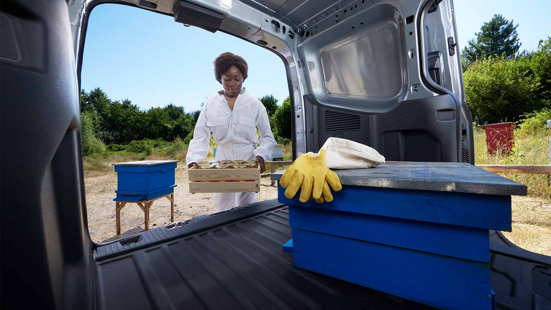 Birøkteren laster honning i en Ford Transit Courier